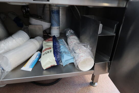 Rustfri stålbord med indhold (espressomaskine medfølger ikke)