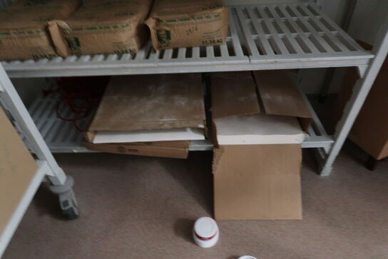 Fødevarereol med indhold