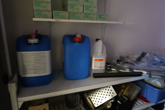 Engangshandsker, rengøringsmidler m.m.