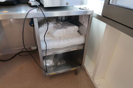 Rustfri stålbord med indhold (kasseapparat og udstyr medfølger ikke)