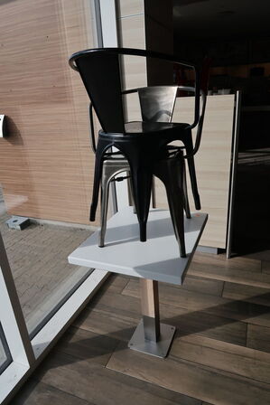 3 stk. borde med 6 stk. skamler samt 2 stk. stole