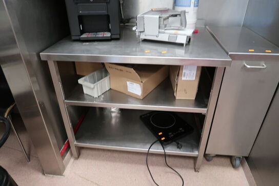 Rustfri stålbord med indhold (maskiner medfølger ikke)