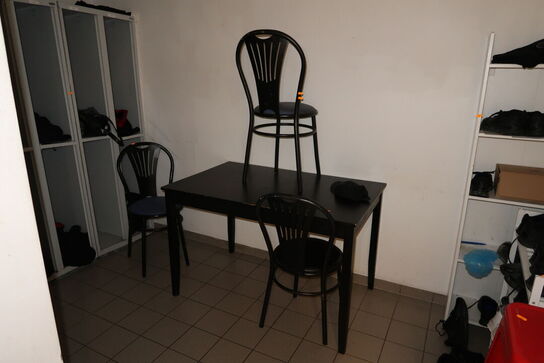 Bord, 3 stk. stole, reol, omklædningsskabe m.m.