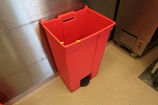 Barstol, skraldespand samt spand