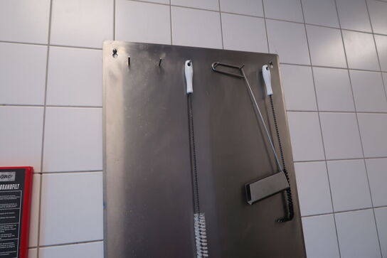 Rustfri stålhylde med indhold 