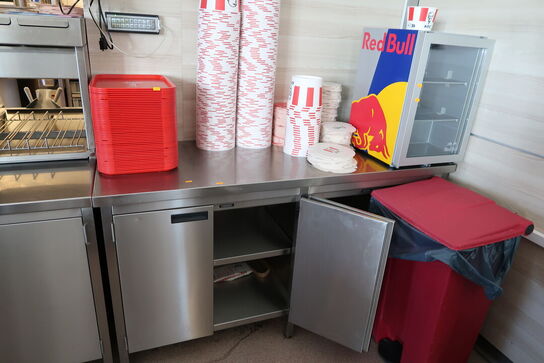 Rustfri stålbord med indhold (køleskab medfølger ikke)