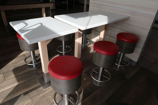 3 stk. borde med 6 stk. skamler samt 2 stk. stole