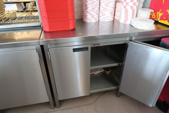 Rustfri stålbord med indhold (køleskab medfølger ikke)