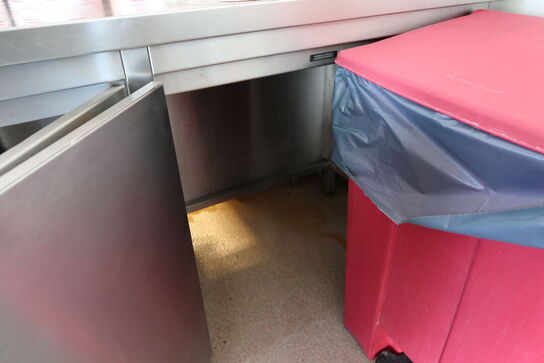 Rustfri stålbord med indhold (køleskab medfølger ikke)