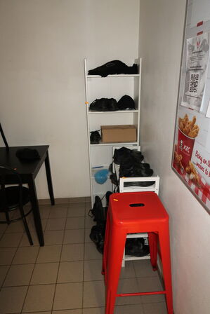 Bord, 3 stk. stole, reol, omklædningsskabe m.m.