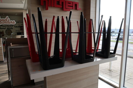 Barbord med 6 stk. barstole