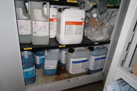 Stålskab med div. Rengøringsmidler