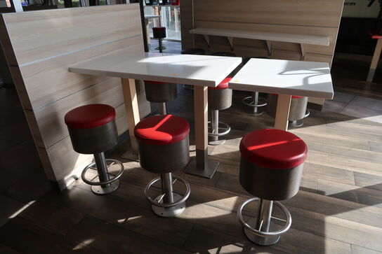 3 stk. borde med 6 stk. skamler samt 2 stk. stole