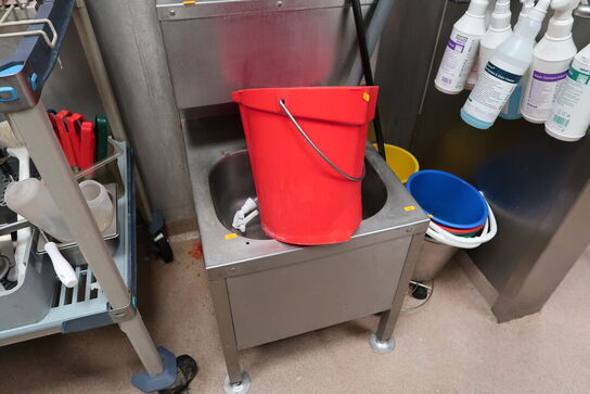 Vaskestation, sæbedispenser, rengøringsartikler m.m.