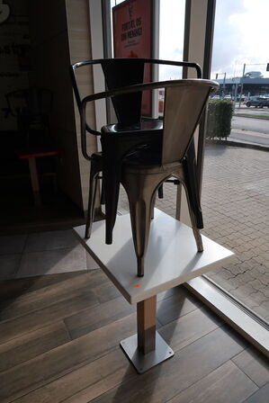 3 stk. borde med 6 stk. skamler samt 2 stk. stole