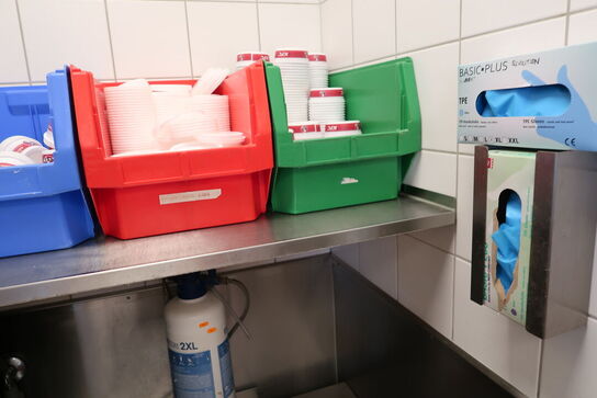 Rustfri stålopbevaringsvogn samt rustfri stålhylde med indhold