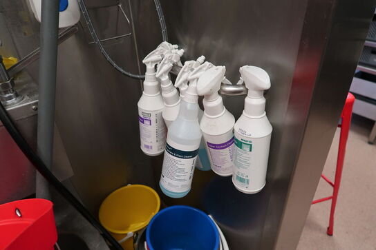 Vaskestation, sæbedispenser, rengøringsartikler m.m.