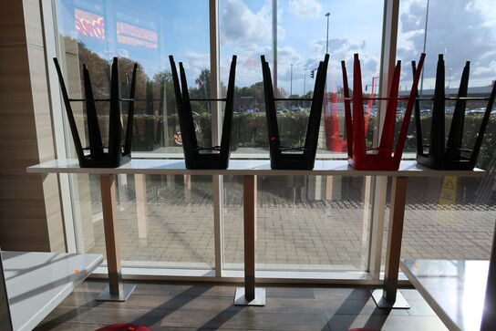 Barbord med 5 stk. barstole