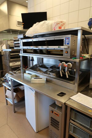 Rustfri stålbord med køleenhed (varmeskab medfølger ikke)