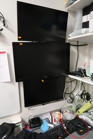 3 stk. computerskærme IIYAMA, FUJITSU, ASUS samt computer LENOVO