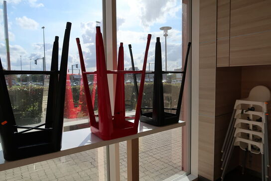 Barbord med 5 stk. barstole