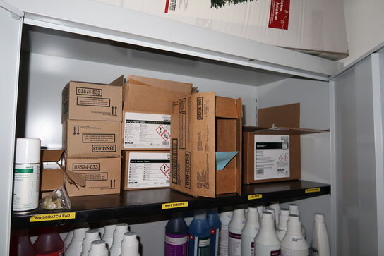 Stålskab med div. Rengøringsmidler