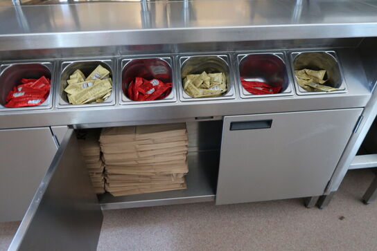 Rustfri stålbord med indhold (varmeskabe medfølger ikke)