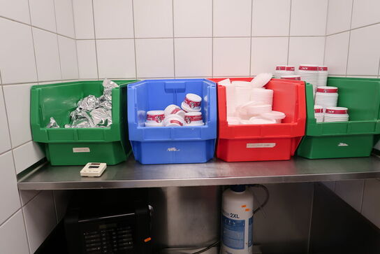 Rustfri stålopbevaringsvogn samt rustfri stålhylde med indhold