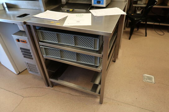 Rustfri stålbord med indhold (uden brødrister)