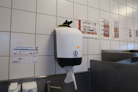 Vaskestation, papirdispenser, sæbedispenser m.m.