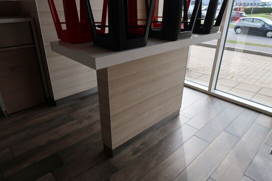 Barbord med 6 stk. barstole