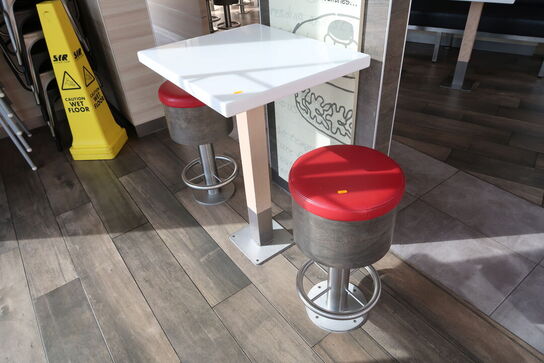 4 stk. skamler med 2 stk. borde