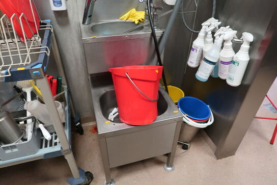 Vaskestation, sæbedispenser, rengøringsartikler m.m.