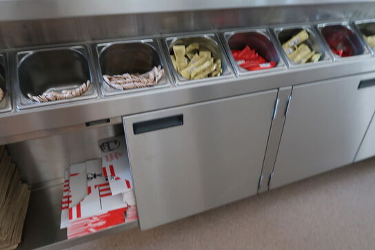 Rustfri stålbord med indhold (varmeskabe medfølger ikke)