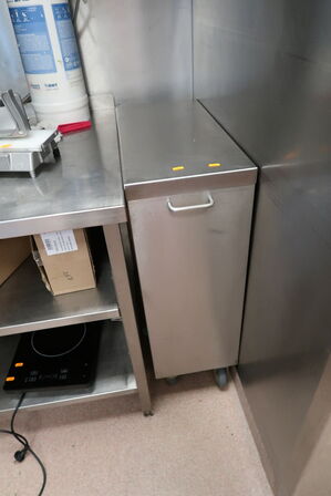 Rustfri stålopbevaringsvogn samt rustfri stålhylde med indhold