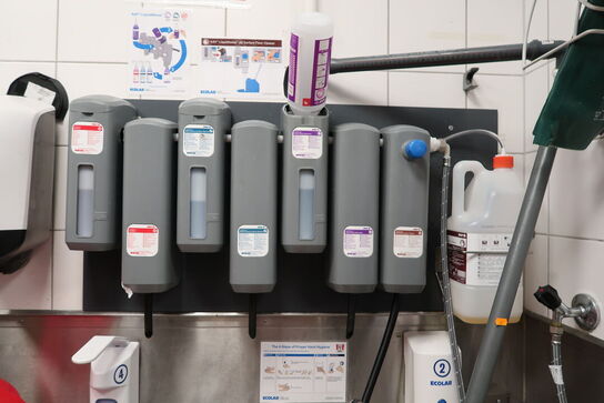 Vaskestation, sæbedispenser, rengøringsartikler m.m.