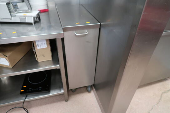 Rustfri stålopbevaringsvogn samt rustfri stålhylde med indhold