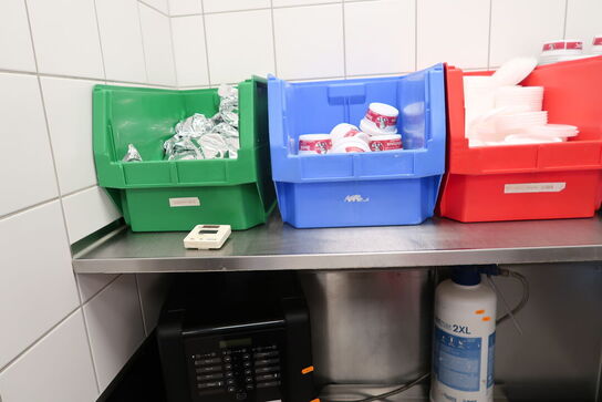 Rustfri stålopbevaringsvogn samt rustfri stålhylde med indhold