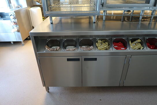 Rustfri stålbord med indhold (varmeskabe medfølger ikke)