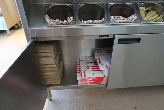 Rustfri stålbord med indhold (varmeskabe medfølger ikke)