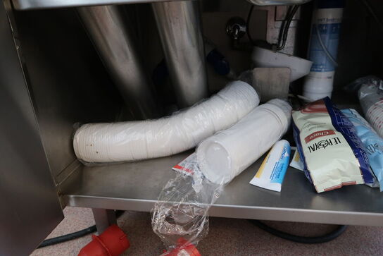 Rustfri stålbord med indhold (espressomaskine medfølger ikke)