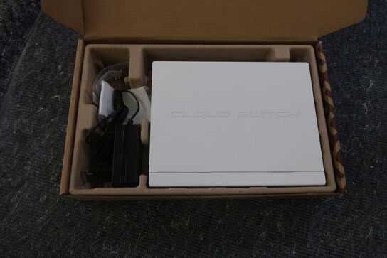 Switch 8P m. 2xSPF MIKROTIK