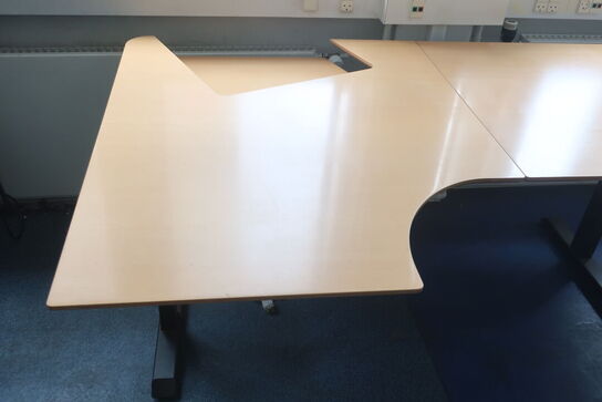 Stort skrivebord, reoler, printer m.v.