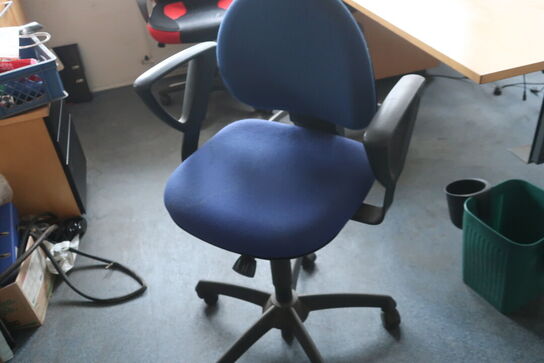 Kontorarrangement m. bord, stole m.v.