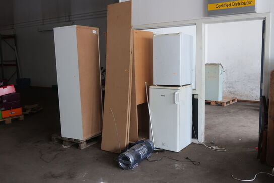 Møbler, kølemøbler m.v. (se billeder)