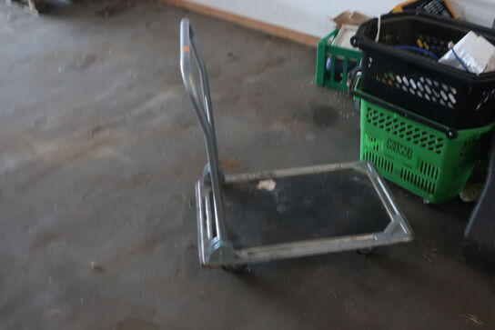 Rullevogn samt div. indhold i kasser