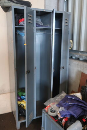 Omklædningsskab samt kasse m. div. indhold