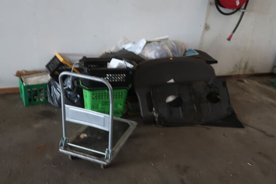 Rullevogn samt div. indhold i kasser