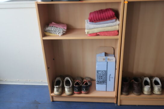 Stort skrivebord, reoler, printer m.v.