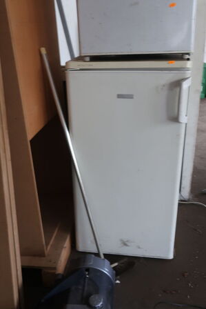 Møbler, kølemøbler m.v. (se billeder)